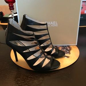 Like new!! Michael Kors Sexy high heels!!